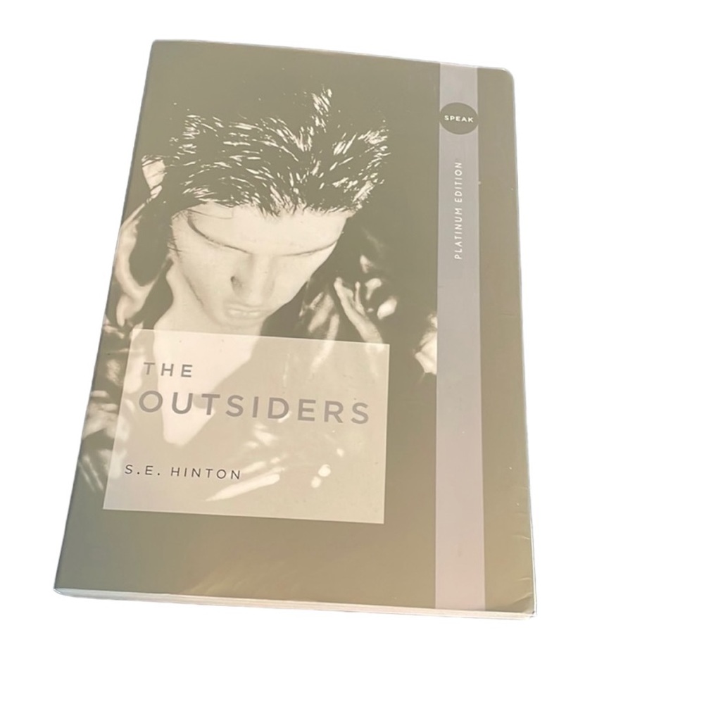 Book - SE Hinton: The Outsiders. Paperback. EUC